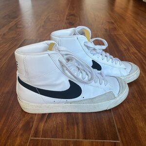 Nike Blazers Mid 77 Sneakers